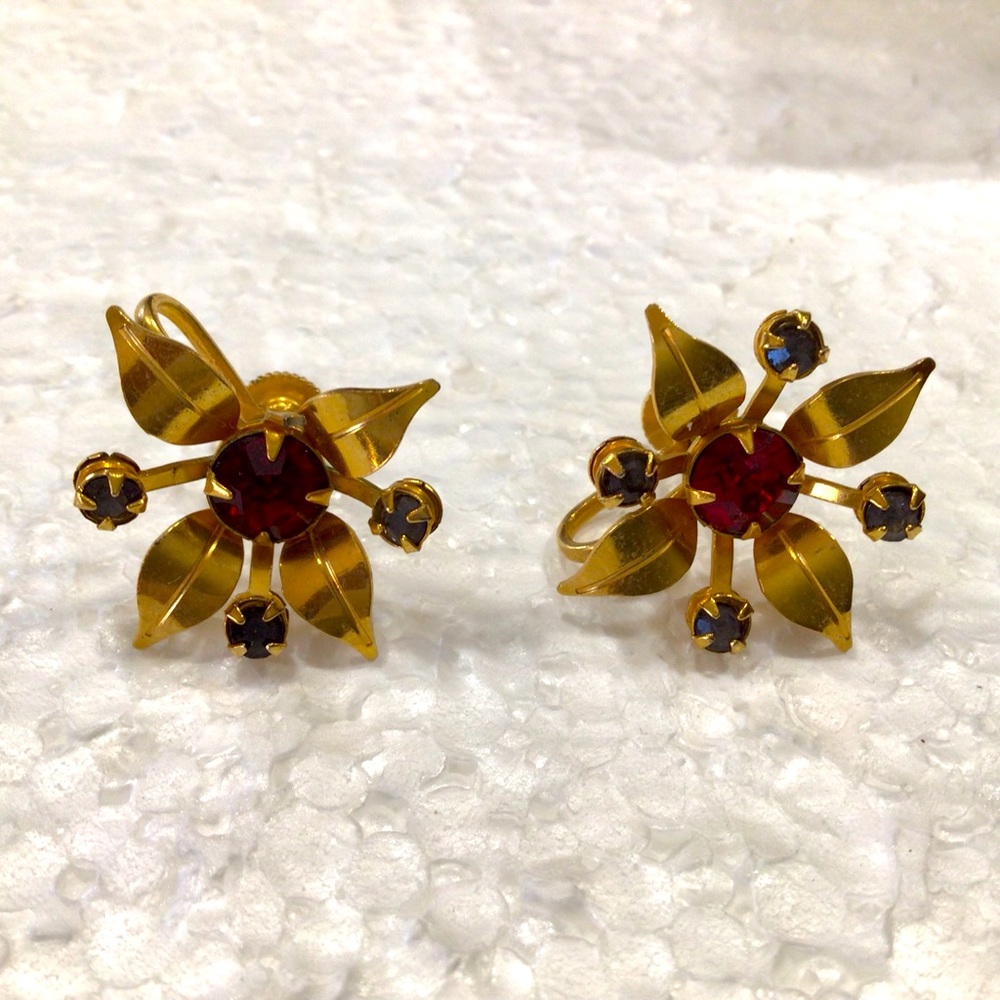 Vintage Christmas jewelry set. Poinsettia brooch, clip earrings, cuff bracelet - Picture 3 of 3